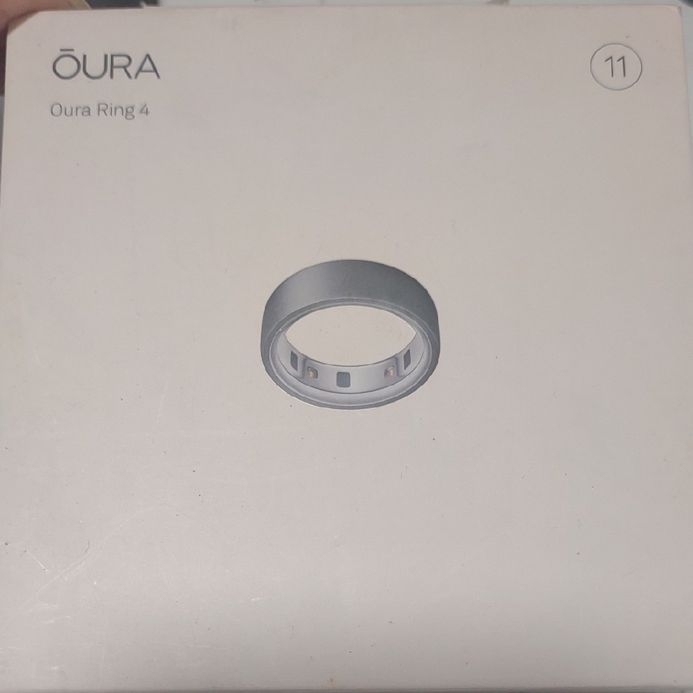 Oura Ring 4 in Elegant Silver